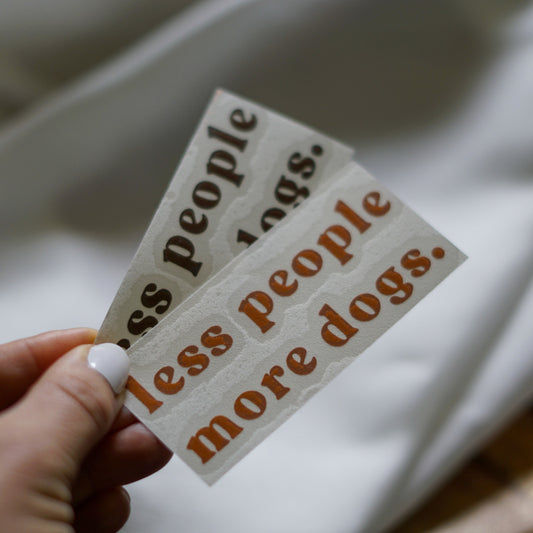 Sticker - „less people more dogs.“